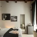 게스트하우스 Naplesuite 4*